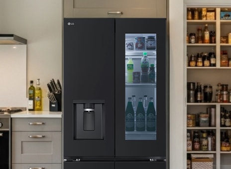 LG 霧面黑色多門雪櫃,InstaView Door-in-Door 櫃門打開,展示新鮮食物儲存外觀。右邊為食品儲藏室層架,擺滿各類食品。