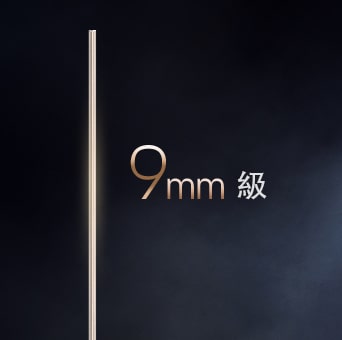 LG OLED evo AI W6 Wallpaper TV 採用 9mm 級牆紙式設計，在黑暗背景下突出其超薄側影，透過極纖薄的外型，無縫融入空間。