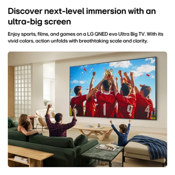 LG QNED evo AI QNED85 Mini LED 大尺寸電視掛牆安裝在客廳內，以生動色彩和精緻畫質，在寬闊螢幕上顯示比賽勝利的慶祝畫面，一家人一同歡呼。