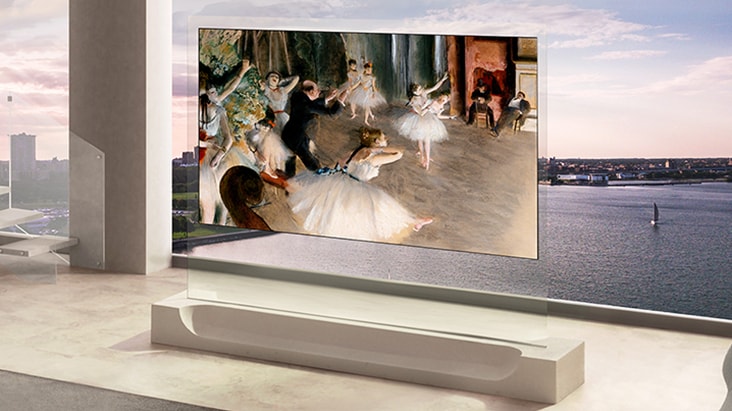 具備 9mm 級纖薄機身的 LG OLED evo AI W6 Wallpaper TV 擺放於擁有開揚落地玻璃窗、可俯瞰河景的客廳空間之中,螢幕正展示一幅芭蕾舞畫作,與精緻細膩的室內裝潢完美呼應。