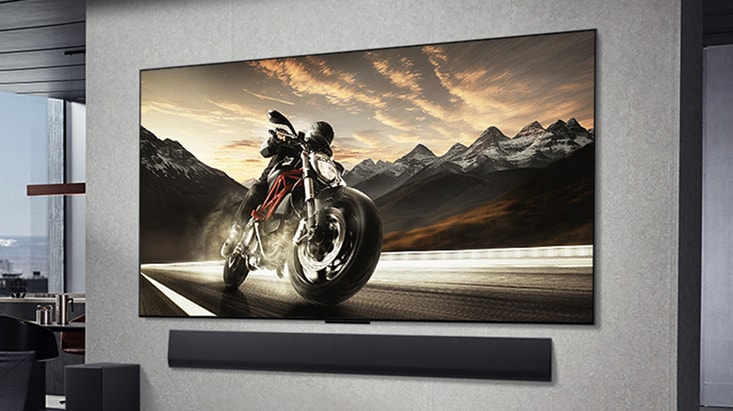 全球首款 4K 144Hz 真無線 OLED 電視 LG OLED evo AI M5,展示一部電單車在日落時分於山路高速馳騁的畫面;其流暢的動態表現以及擺脫線路雜亂的無線影音傳輸,進一步增強了沉浸的清晰度。
