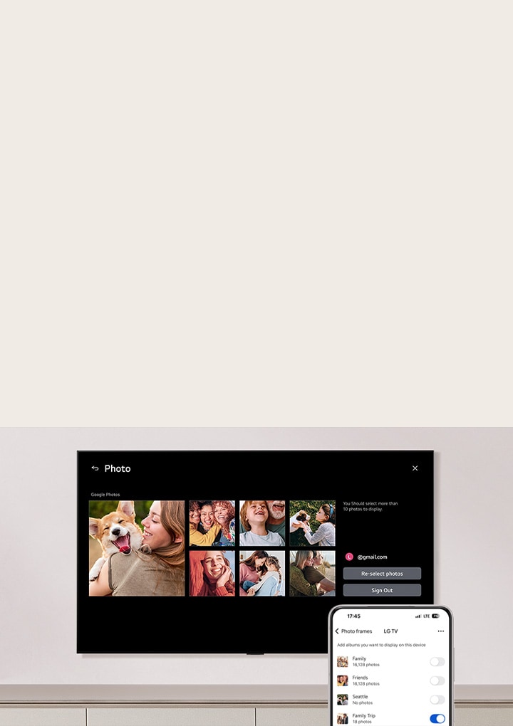 LG OLED AI B6 menampilkan kisi Google Photos berisi jepretan keluarga, sementara sebuah ponsel menampilkan daftar album dengan tombol album Family Trip diaktifkan.