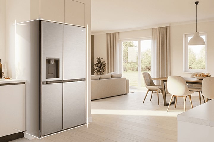 Frigorifero LG con un’elegante finitura in argento posizionato in una cucina luminosa e moderna con tavolo da pranzo e grandi finestre.