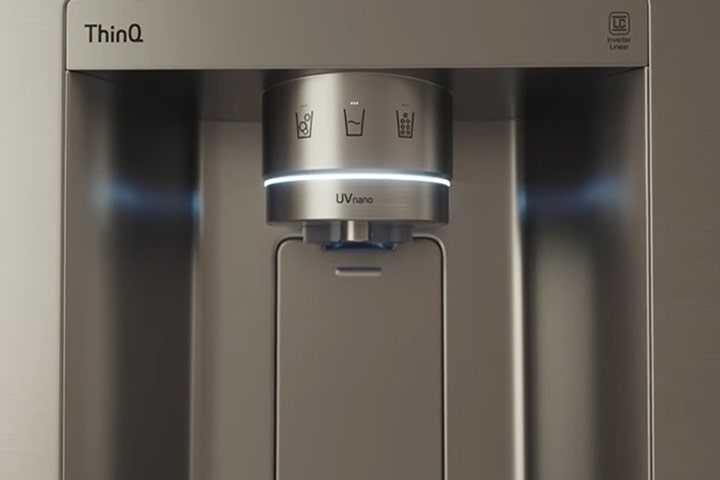 Distributore di acqua e ghiaccio per frigorifero LG con pannello di controllo UVnano e ThinQ che rappresenta la tecnologia per frigoriferi intelligenti