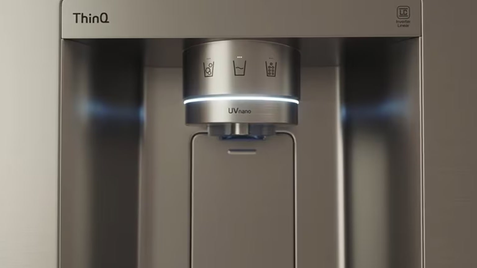 Distributore di acqua e ghiaccio per frigorifero LG con pannello di controllo UVnano e ThinQ che rappresenta la tecnologia per frigoriferi intelligenti