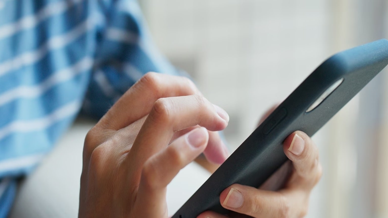Persona che utilizza uno smartphone per accedere e controllare le funzioni del frigorifero intelligente da remoto tramite l’app LG ThinQ