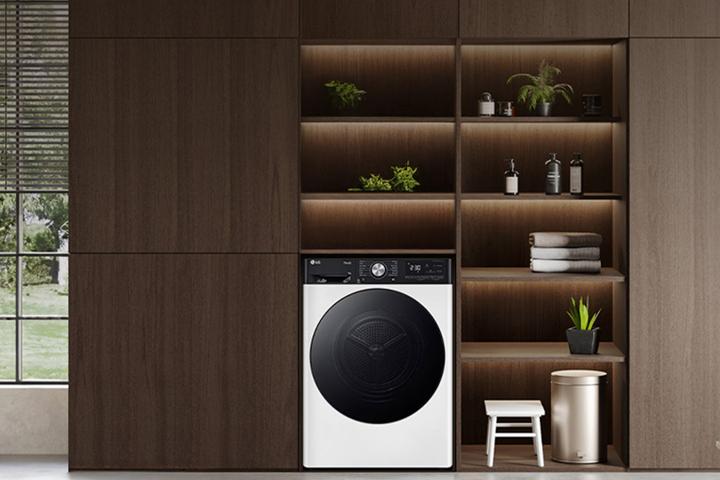 lavatrice a carica frontale lg integrata nei moderni ripiani in legno in una cucina dal design elegante