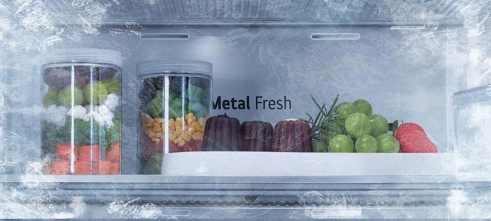 Primo piano del frigo LG con tecnologia Metal Fresh™, con verdure fresche e dolci mantenuti senza ghiaccio da un lato e con ghiaccio dall’altro, per esaltare la freschezza.