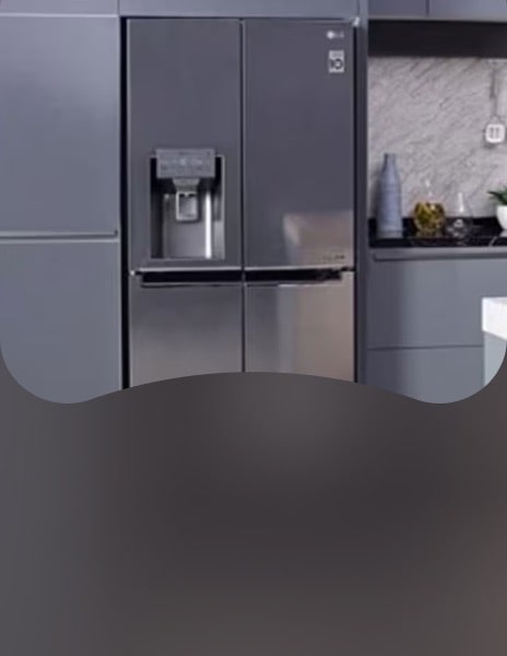 Frigorifero combinato LG in stile americano in acciaio inossidabile integrato in mobili da cucina contemporanei, con finiture di alta qualità e dispenser d’acqua integrato.