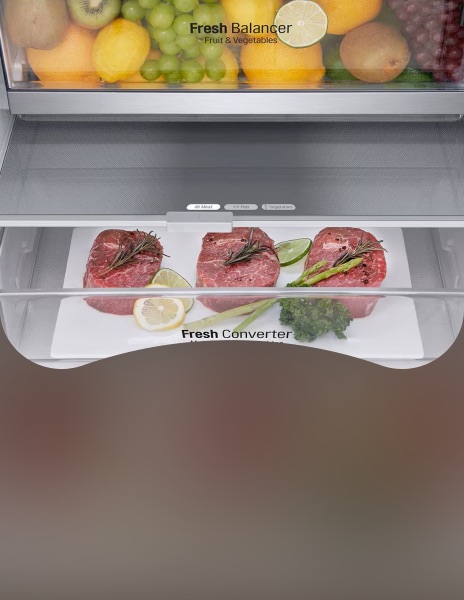 Primo piano dei cassetti LG Fresh Balancer e Fresh Converter all’interno del frigorifero combinato, che conservano frutta, verdura e carne fresca per mantenere gli alimenti più freschi più a lungo.