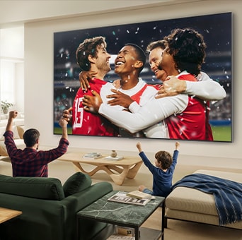 LG QNED evo AI Mini LED QNED93 Ultra Big TV mostra tutta l’emozione di una celebrazione sportiva allo stadio con colori straordinariamente vividi, mentre una famiglia fa il tifo insieme dal divano nel soggiorno.