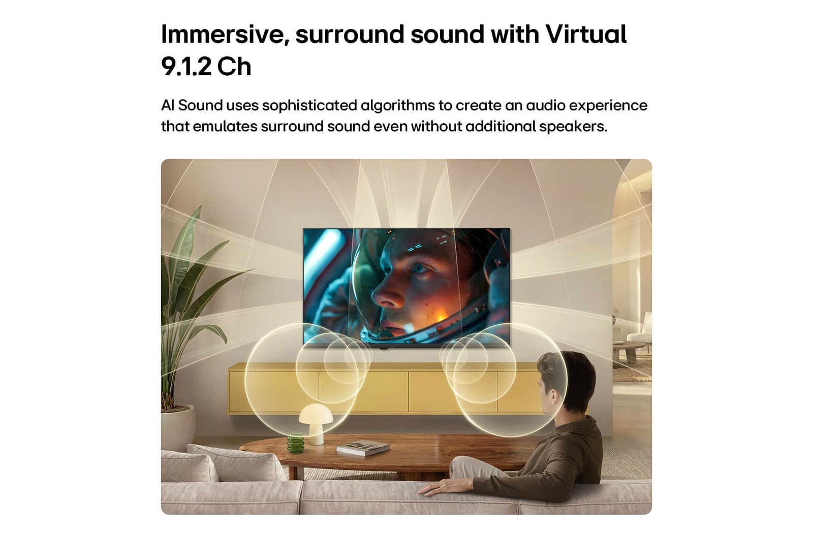 Телевизор LG SMART TV AI LB65 FHD с виртуальными каналами Virtual 9.1.2 от AI Sound наполняет современную гостиную разнонаправленным звуком во время просмотра на экране сцены из фильма про астронавтов, усиливая эффект погружения во всем пространстве.