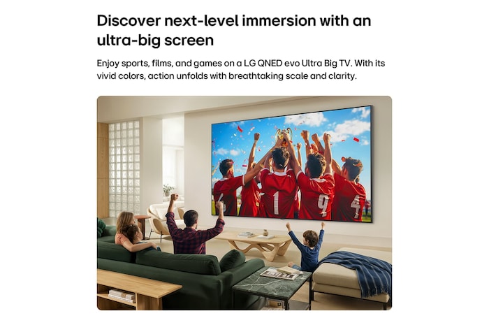 Телевизор LG QNED evo AI QNED85 Mini LED Ultra Big установлен на стене в гостиной и демонстрирует сцену празднования спортивной победы с яркими цветами и высокой четкостью изображения на широком экране, а семья вместе радуется.