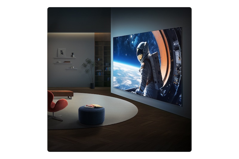 Сверхбольшой телевизор LG QNED evo AI QNED85 Mini LED закреплен на стене в современной гостиной, отображая на широком экране крупномасштабную сцену с астронавтом, которая визуально заполняет комнату и создает сильный кинематографический эффект.