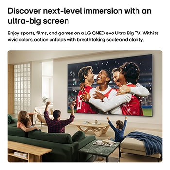 Телевизор LG QNED evo AI QNED90 Mini LED Ultra Big закреплен на стене в светлой гостиной, показывая большой триумф во время спортивного события, с яркими цветами и великолепным качеством изображения на широком экране; сидящая на диване семья радуется.