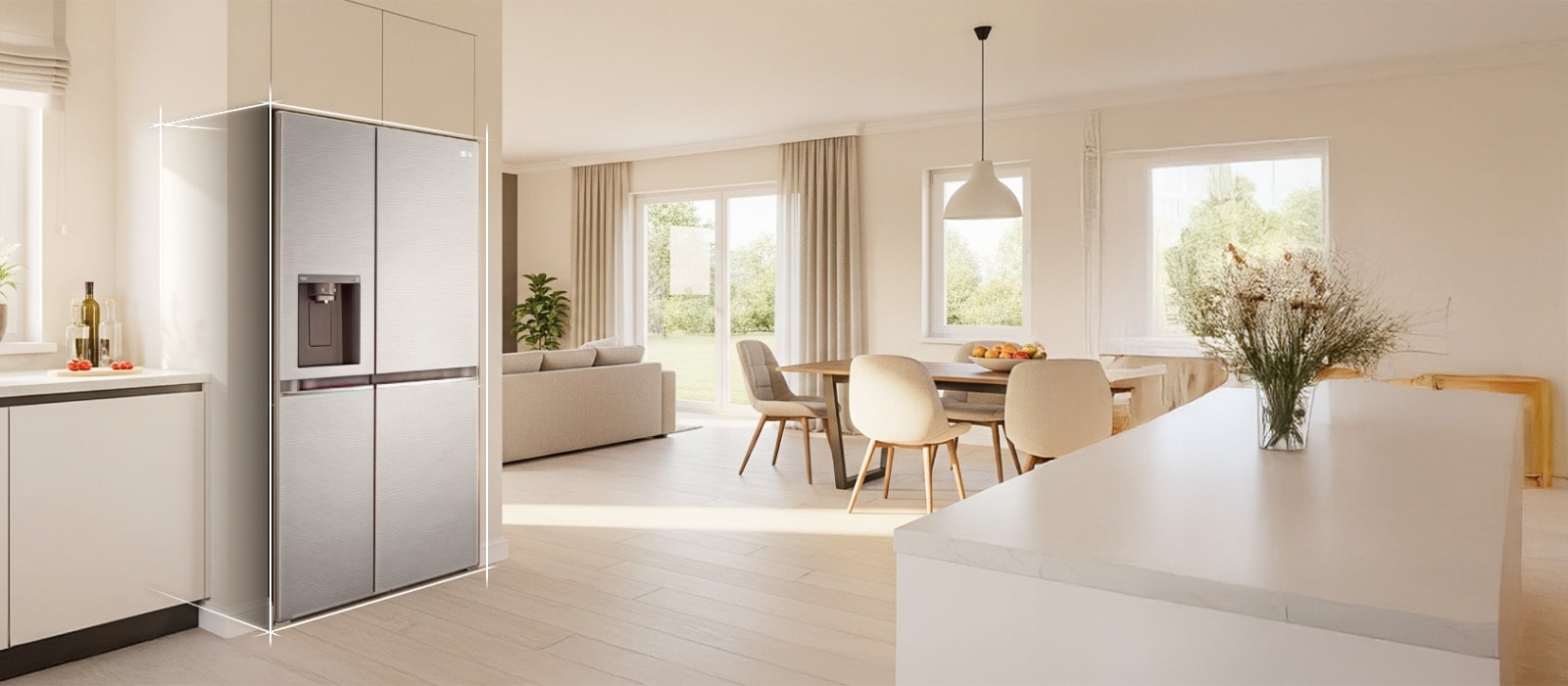 Intérieur de cuisine couleur beige vif avec réfrigérateur congélateur LG argenté intégré sur le côté gauche. À droite, une table de salle à manger avec des fleurs placées dessus complète la scène.