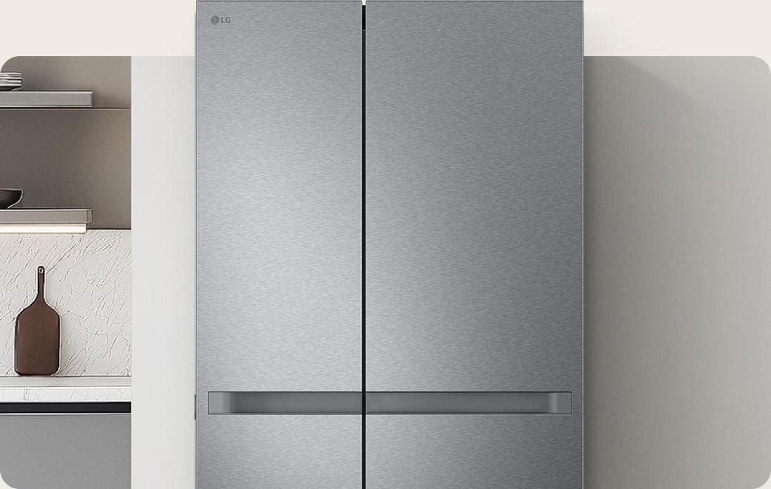 Gros plan sur le réfrigérateur congélateur LG avec une finition graphite sombre et intégré en toute transparence dans une cuisine moderne aux tons neutres.