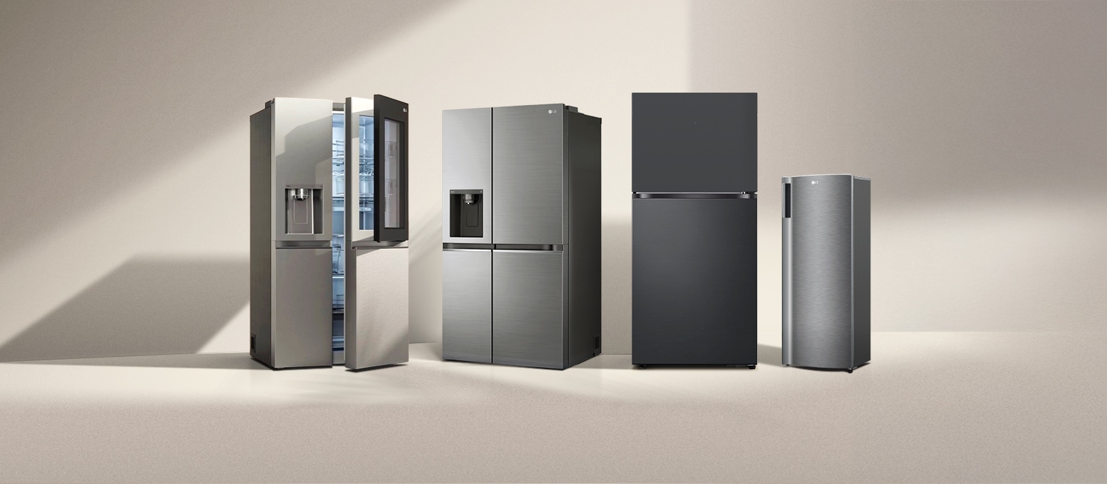 Quatre réfrigérateurs congélateurs LG au soleil. À gauche, un réfrigérateur à portes françaises  ; à côté, des modèles à deux portes et side-by-side, ainsi qu’un modèle à une porte.