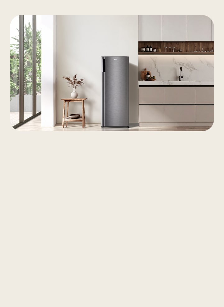 Réfrigérateur-congélateur 1 porte LG grand format dans une cuisine blanche minimaliste de couleur blanche.