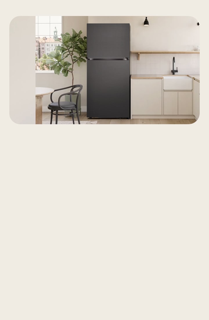 Réfrigérateur LG fin, à congélateur supérieur avec une finition mate foncée, installé dans une cuisine moderne.