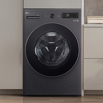 Combiné machine à laver/sèche-linge LG dans un espace domestique compact.