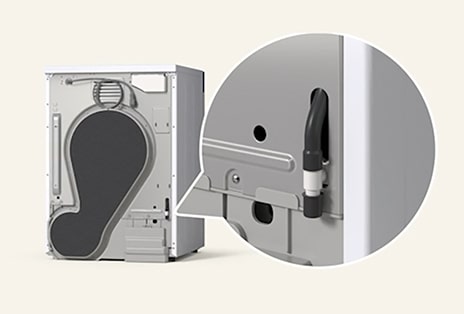 Gros plan sur les pieds de mise de niveau, l’arrivée d’eau et la vidange sur une machine à laver/sèche-linge tout-en-un, confirmant une configuration stable sans fuites.