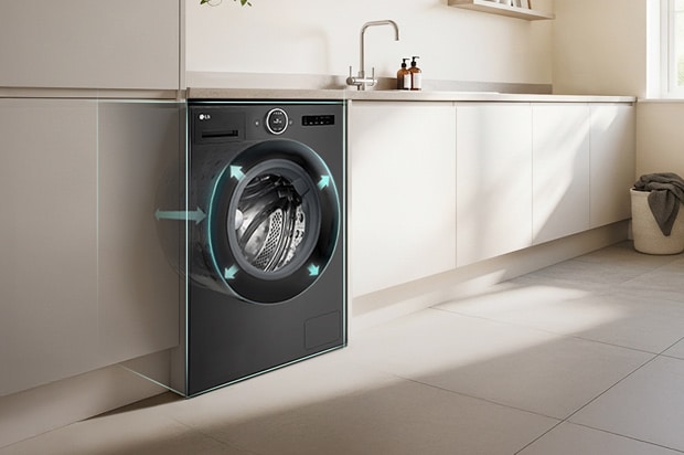 Gros plan sur le panneau de contrôle de la machine à laver LG noire. L’écran affiche « Détection du niveau de charge », avec un bouton d’alimentation à gauche et une main qui appuie sur le bouton de droite	