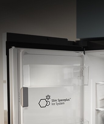 El logotipo del sistema de hielo Slim SpacePlus™ se muestra en la puerta interna del refrigerador abierto.