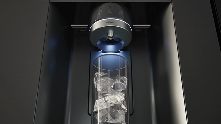 El agua limpia y el hielo, filtrados por UVnano y un filtro de agua, se dispensan en un vaso a través del dispensador.