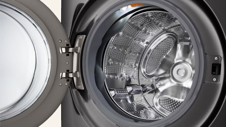 Primer plano del sello de la puerta de la lavadora LG, en el que se ve el sello de goma alrededor de la abertura del tambor