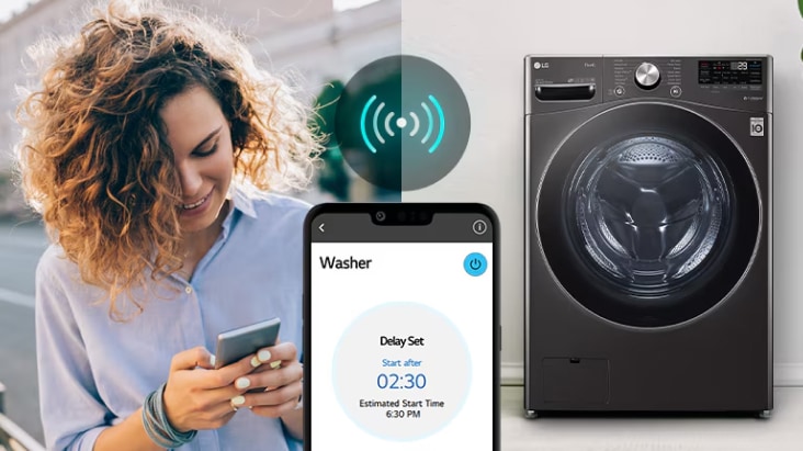 Lavadora LG conectada a un smartphone a través de la app LG ThinQ™, que muestra el control remoto y el monitoreo del ciclo