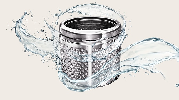 Gráfico del interior del tambor de una lavadora de acero inoxidable con salpicadura de agua sobre un fondo limpio.