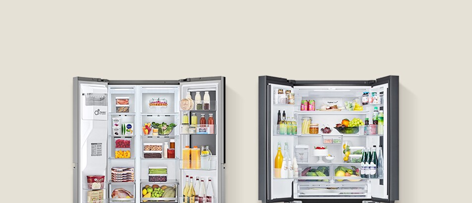 Hay dos refrigeradores con congelador LG uno al lado del otro con la puerta abierta. El lado izquierdo está completamente abierto y el modelo InstaView del lado derecho contiene alimentos. En la parte superior izquierda se muestra el texto del refrigerador con congelador de puertas side-by-side y de dos puertas y cajón.