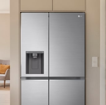 La moderna pared de la cocina cuenta con un refrigerador con congelador LG plateado empotrado. La parte frontal del refrigerador cuenta con un purificador de agua y un dispensador de hielo integrados, lo que significa que tiene una gran capacidad.
