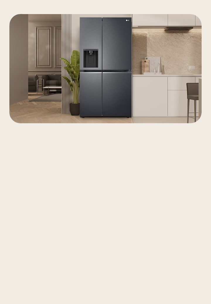 Congelador LG negro side-by-side con purificador de agua en el centro. Se puede ver una sala amplia a la izquierda y una cocina moderna a la derecha.