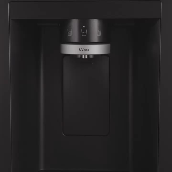 Conexión de suministro de agua del refrigerador con congelador LG con llave de paso y manguera conectada en la parte trasera.