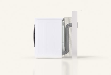 Conducto de escape trasero recto fijado con abrazaderas.