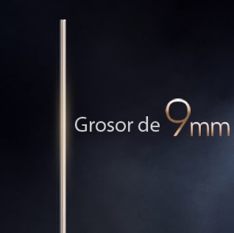 LG OLED evo AI W6 Wallpaper TV, con su diseño de apenas 9mm de grosor, destaca su perfil lateral ultrafino sobre un fondo oscuro, enfatizando una integración perfecta en el espacio gracias a su silueta extraordinariamente delgada.