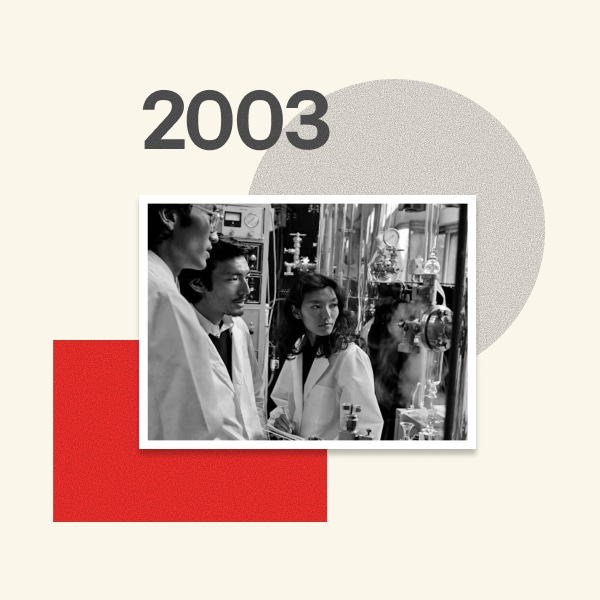 2003, Archival photo of researchers working in a laboratory.
