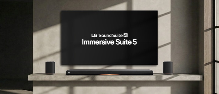 Een Sound Suite H7- en M5-luidsprekerset staan op een plank voor een televisie die aan een grijze muur hangt