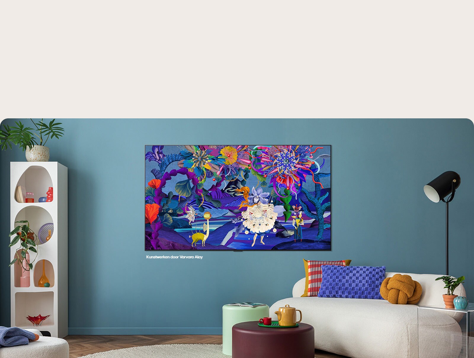 LG Micro RGB evo AI MRGB95 met LG Gallery+ toont een natuur-thema kunstwerk van Varvara Alay, aan de muur bevestigd vlak tegen een blauwe woonkamermuur als onderdeel van de samengestelde kunstervaring van de tv.