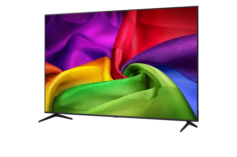 De voorkant van de LG NANO 4K UHD AI NU80, gelanceerd in 2026, vult het scherm met rijk gestructureerde, stofachtige kleurlagen, waarbij levendige veelkleurige plooien vloeiend over het scherm lopen.