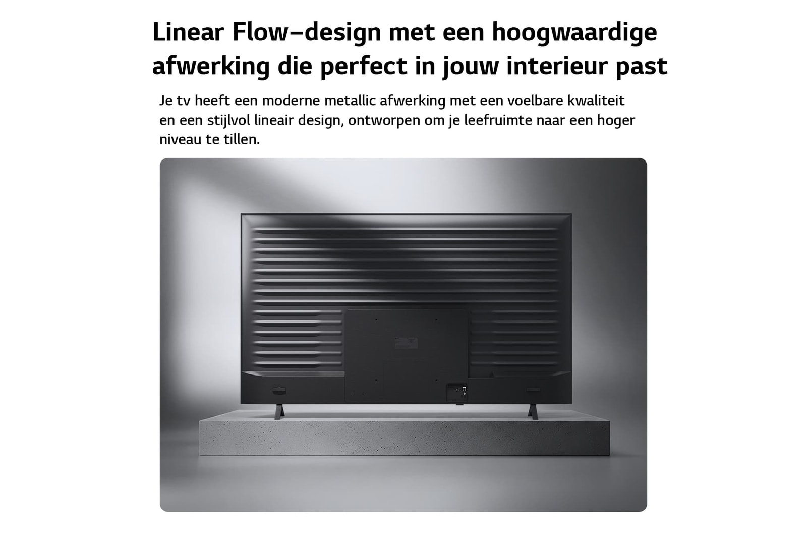 LG NANO 4K UHD AI NU90 is van achteren te zien, waarbij een metalen achterpaneel zichtbaar is met gelijkmatig verdeelde horizontale ribbels die zorgen voor een strakke, gestructureerde uitstraling en het Linear Flow Design over het hele oppervlak benadrukken.