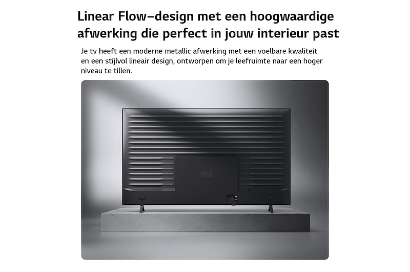 LG NANO 4K UHD AI NU90 is van achteren te zien, waarbij een metalen achterpaneel zichtbaar is met gelijkmatig verdeelde horizontale ribbels die zorgen voor een strakke, gestructureerde uitstraling en het Linear Flow Design over het hele oppervlak benadrukken.