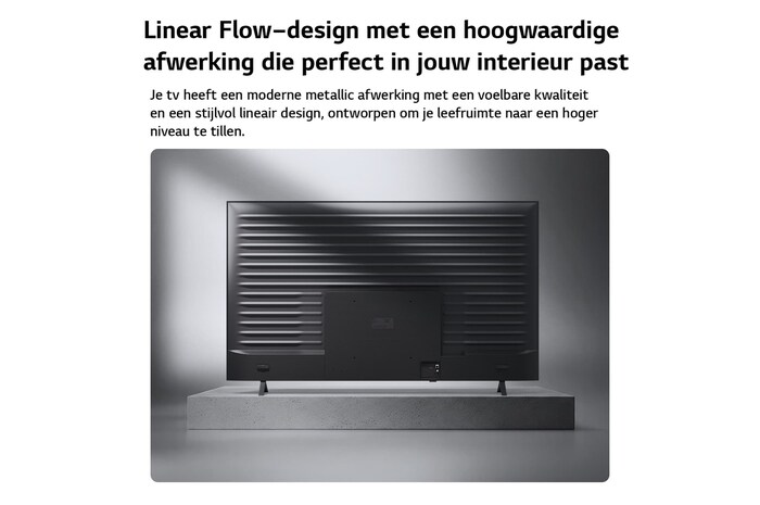 LG NANO 4K UHD AI NU90 is van achteren te zien, waarbij een metalen achterpaneel zichtbaar is met gelijkmatig verdeelde horizontale ribbels die zorgen voor een strakke, gestructureerde uitstraling en het Linear Flow Design over het hele oppervlak benadrukken.
