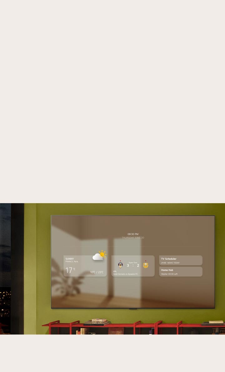 Een LG QNED evo AI QNED80 Mini LED is aan een groene muur boven een rode console bevestigd en toont een informatiebord met onder andere het weer, sportuitslagen, tv-programmering en Home Hub.