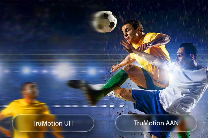 Een LG QNED evo AI QNED80 Mini LED met TruMotion laat op een gesplitst scherm een voetbalscène zien met bewegingsafvlakking. Hierbij wordt een contrast getoond tussen wazige beelden met TruMotion uitgeschakeld en scherpe, heldere beelden met TruMotion ingeschakeld, om de helderheid bij snelle sporten te benadrukken.