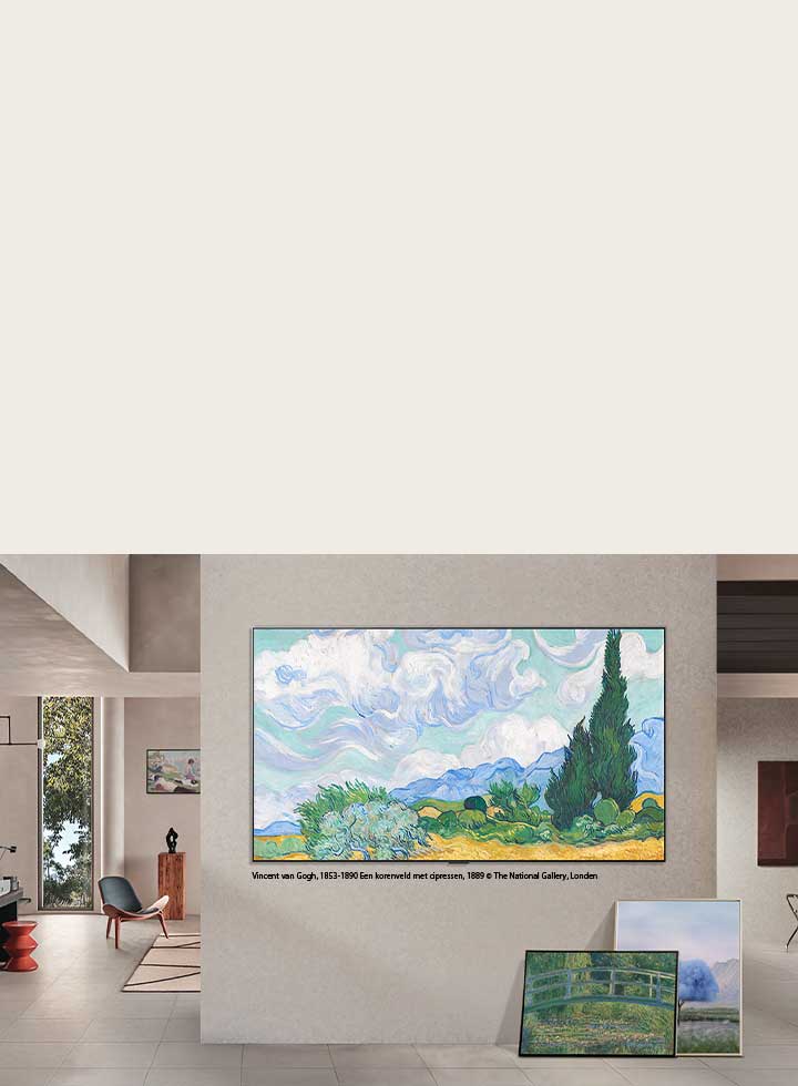 Een LG QNED evo AI QNED80 Mini LED met LG Gallery+ Diverse Art Content toont een landschapsschilderij van Vincent van Gogh op een aan de muur bevestigd scherm in een galerie-achtige woonruimte, met daarnaast een schilderij en andere ingelijste kunstwerken.
