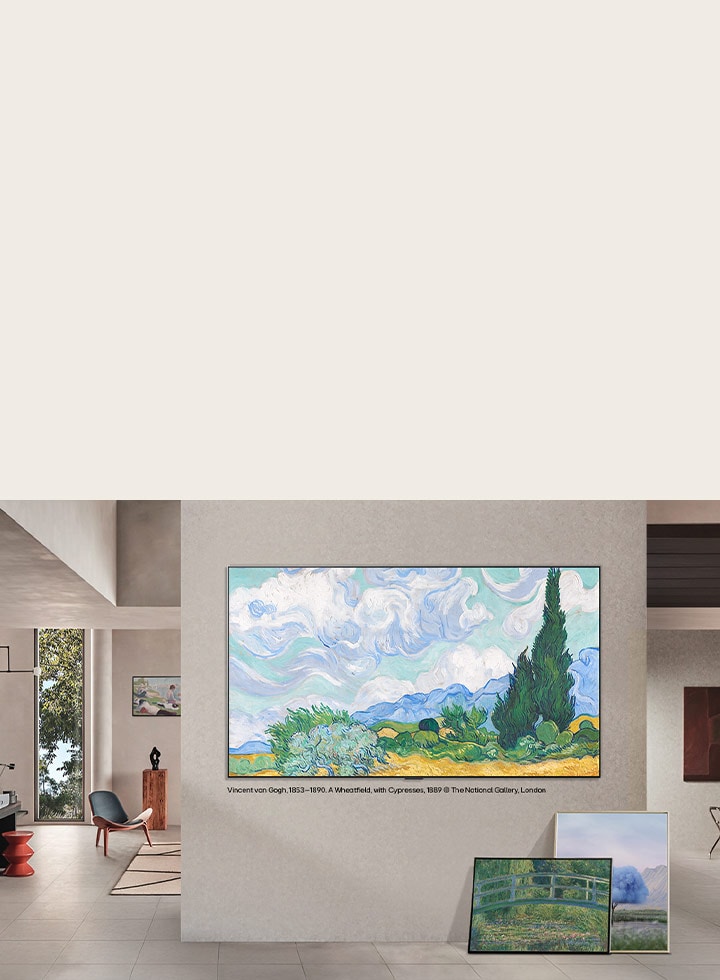 Een LG QNED evo AI QNED85 Mini LED met LG Gallery+ Diverse Art Content toont een aan de muur bevestigd scherm in een galerie-achtige woonruimte, met daarnaast een schilderij en andere ingelijste kunstwerken.