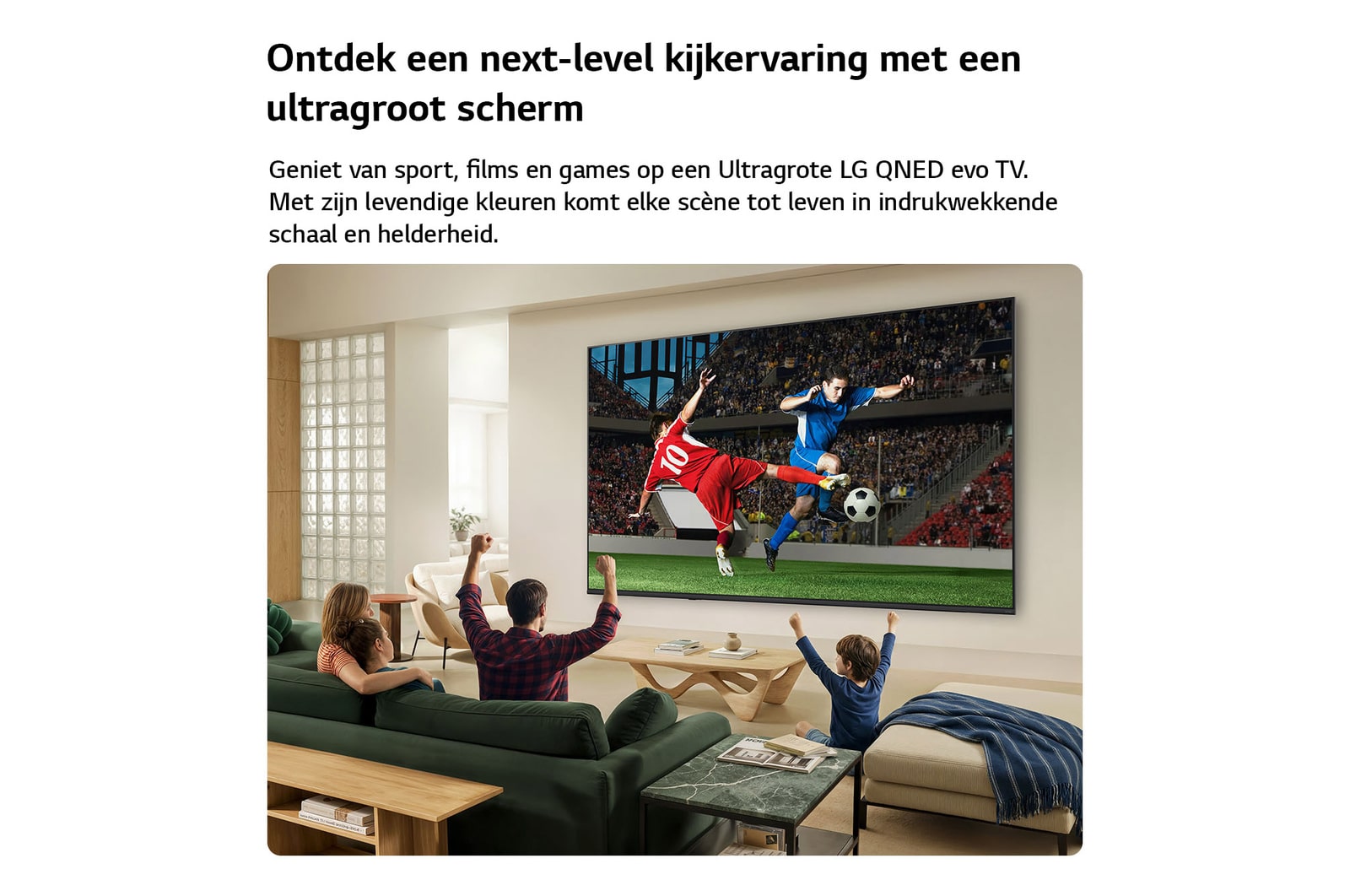 De LG QNED AI QNED70 Mini LED ultragrote tv hangt aan de muur in een lichte woonkamer en laat een spannend voetbalmoment zien, met levendige kleuren en een geweldige beeldkwaliteit op een groot scherm, terwijl een gezin op verschillende banken zit en samen juicht.